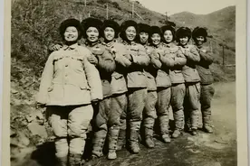热血出征不让须眉，女战士：敌机来了趴在战友身上保护伤员图片