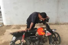 被主管指责，柬埔寨一男子跳河自杀未遂图片