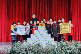 四川15名留守儿童用15000颗豆子拼成南京师范大学校徽图片