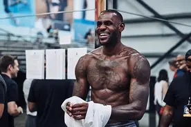 詹姆斯的力量有多恐怖？大腿粗如水桶，飞身救球将球迷撞到医院图片