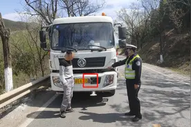 货车司机给车牌“戴手套”？一次记15分，驾照降级！图片