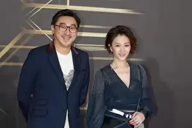 45岁的李小冉真不显老，穿牛仔裙优雅有活力，一头短发气质很迷人图片