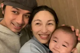 古巨基为53岁爱妻庆生，称妻子为“女儿”，网友：妻子当女儿宠图片