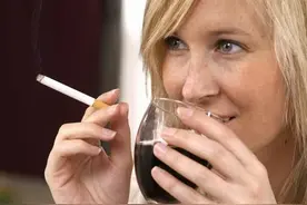 有的人吸烟一点毛病都没有，有的人吸烟却患上肺癌？有三点原因图片