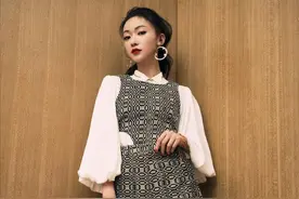 吴谨言穿“钱币装”太有寓意，设计却有瑕疵，腰间像鼓起了一块肉图片