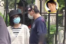 白百何陈羽凡同接孩子放学，离婚5年首度同框，全程互动关系亲密图片