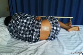 姥姥临终念着患病的外孙，少年回家跪坟前落泪：姥姥，我来看您了图片
