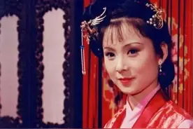 晴雯曾无意间打了个小报告，导致她墙倒众人推被诬告后撵出贾府图片