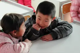 发育迟缓孩子的十年——啃指甲眨眼睛图片