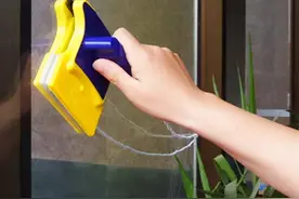 擦玻璃“神器”一旦“咬手”，杀伤力有多大？消防员用试验告诉你！图片