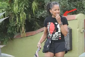 梅根妈妈也是腿精，穿短裤秀女儿同款小细腿，边走边抠牙太随性图片