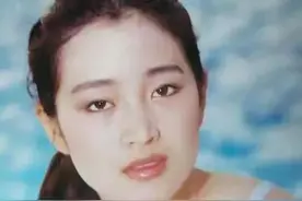 巩俐30年前泳装照曝光，长相清纯身材傲人，气质丝毫不输年轻女星图片
