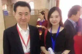 她是王健林专属女秘书，年薪百万，风光背后并非是谁都能承受图片