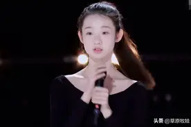 张艺凡太会玩了！跳舞时掀开裙子：有穿短裤，好惊艳图片