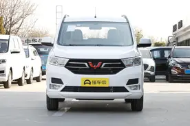 五菱宏光空间宽敞，拉人载货都可以，堪称"国民神车"图片