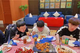 枪神杯丨弥补遗憾：KZ携手兄弟战队AG共获冠军！图片