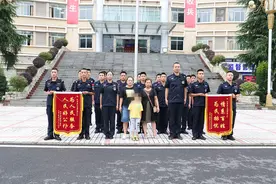 三个熊孩子路边看游戏，家人求助特警蜀黍找了两小时图片