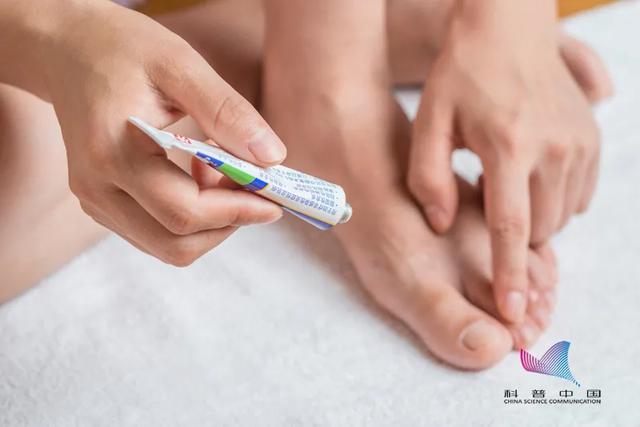 脚气中的角化皲裂型图 脚气中的角化皲裂型图