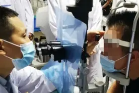 下手太狠！男子给猪打针，猪跑了，针扎进自己眼睛致失明图片