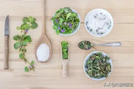 盲目低盐，小心诱发3种疾病！低盐不是吃盐越少越好图片