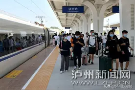2021国庆长假首日 泸州高铁站迎来第一波出行高峰图片