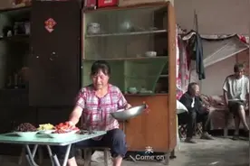 53岁光棍5000块娶媳妇，媳妇却要带着丈夫一起嫁，纪录片图片