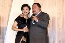 杨澜和老公罕见同框，穿黑色连衣裙小鸟依人，看老公眼神满满爱图片