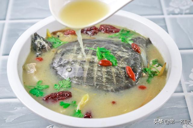 甲鱼汤的详细做法（甲鱼汤怎么炖才鲜美无腥味）