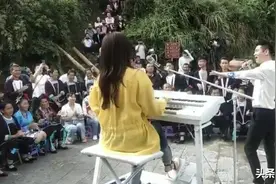 玖月奇迹换男主唱！王小玮穿黄色裙紧身裤弹琴，新搭档帅气十足图片