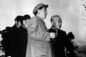 65年李井泉到北京开会，随身旧睡衣被洗碎，爱人用旧桌布做了一件图片