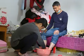 “等我走了，你再找个伴吧”，14岁男孩得知自己病重，劝爸爸再婚图片