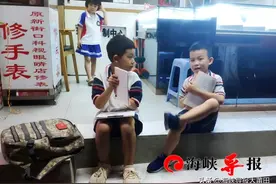 正能量｜莆田一小学生夜间在街边做作业，他妈妈去哪儿了？图片