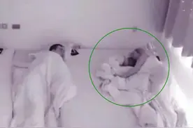 11月大宝宝半夜饿醒独自喝奶，喝完自己哄睡，网友直呼：太羡慕了图片