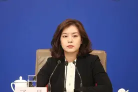她是中国最美的翻译官，人送外号“冰山美女”，人生经历非常励志图片
