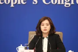 她是中国最美的翻译官，人送外号“冰山美女”，人生经历非常励志图片