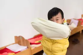 给娃更衣学问大：孩子这3种装扮老师最嫌弃，“衣冠齐楚”有讲究图片