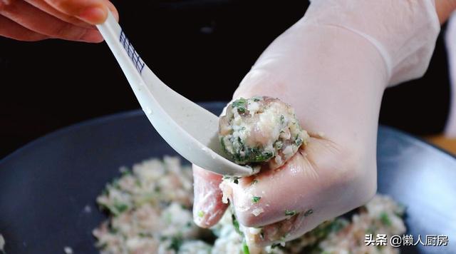 天冷爱吃这道菜，教你马蹄猪肉丸子的做法，猪肉肥瘦选择有小窍门