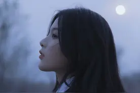 杨超越校服风格写真，黑色西服白色衬衣，清纯可爱！图片
