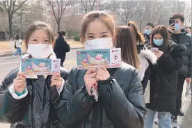 开学第一天，济南一校长请返校学生吃牛肉面图片