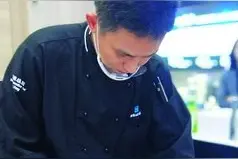 四步骤教你轻松学会凯撒沙拉 厦门海悦山庄酒店西厨总厨为尚居汇设计师现场教学图片