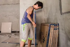 农村小伙15岁辍学打工，工地搬砖1天挣120元，20岁竟然开上宝马？图片
