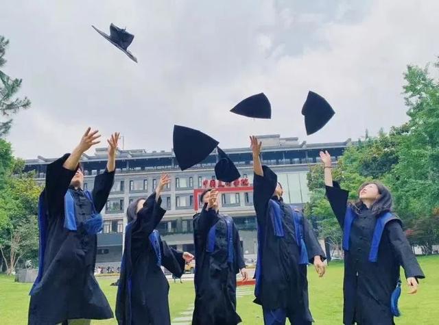 中央美院的学士服美上热搜！这是什么神仙毕业现场？
