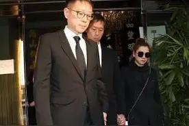 李嘉欣没去送别何鸿燊，还特意在这个时候，晒出跟陈百强的合影图片