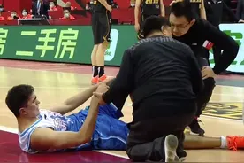 慢镜头回看鲁吐布拉受伤瞬间：孩子太实诚，裁判与胡金秋让人感动图片