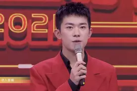 ​春晚进行时杨幂站C位，张韶涵造型奇特，金晨少女打扮赢全场图片