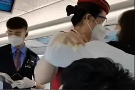 男孩坐高铁一路尖叫，女乘客提醒反被妈妈扇耳光，有其子必有其母图片