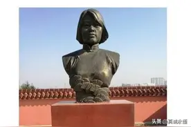 敌人让她给带路，她不走，敌人便用刀子在她的胸部和头部乱刺起来图片