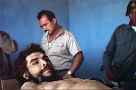 直击切格瓦拉被捕遇害全过程：图6遭出卖被捕，图7遇害后睁着双眼图片