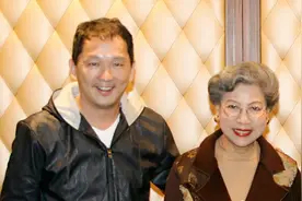 “鬼后”罗兰让人搀扶也要参加好友葬礼，曾坦言自己身体也不好了图片