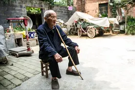 曹铁：开国大典农民代表，站毛主席身后第3排，获毛主席赠送子弹图片